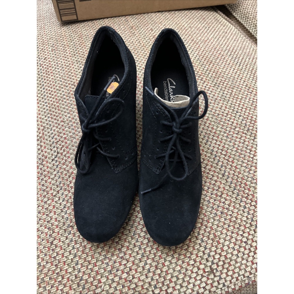 Clarks Bendables Woman's Size 8.5 M Black Suede Lace Up Ankle Boots Booties